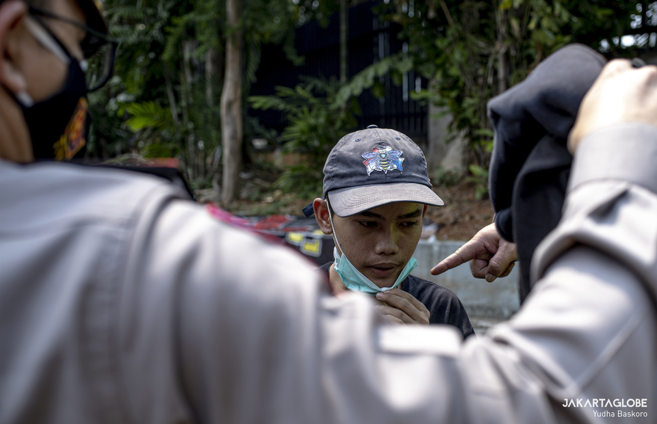 Police arrest a student suspected as a demonstrator behind the national legislative complex in Senayan, Central Jakarta on Wednesday (07/10). (JG Photo/Yudha Baskoro)