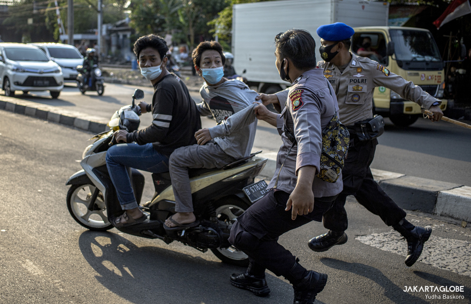 Police personnels arrest a rioter who held a protest march in Jalan Pejompongan Raya, Palmerah, West Jakarta on (07/10). (JG Photo/Yudha Baskoro)