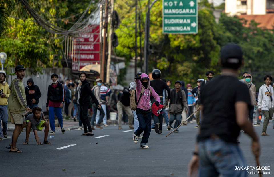 Angry mob carrying out a cat-and-mouse action with the police during riot in Jalan Pejompongan Raya, Palmerah, West Jakarta on Wednesday (07/10). (JG Photo/Yudha Baskoro)