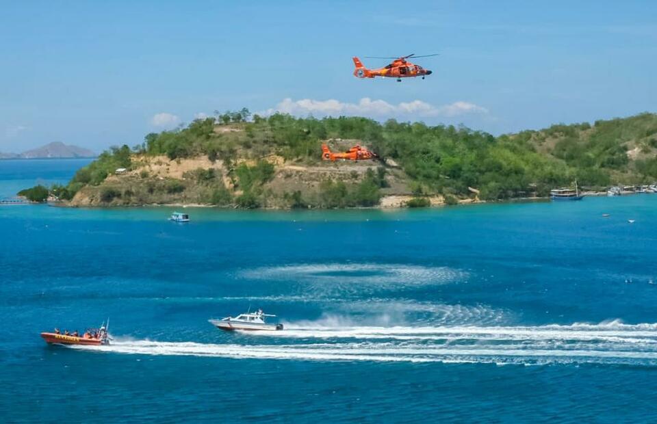 The National Search and Rescue Agency (Basarnas) conducts evacuation drill in Labuan Bajo, East Nusa Tenggara, on Nov. 12, 2020. (Photo Courtesy of Tourism and Creative Economy Ministry)