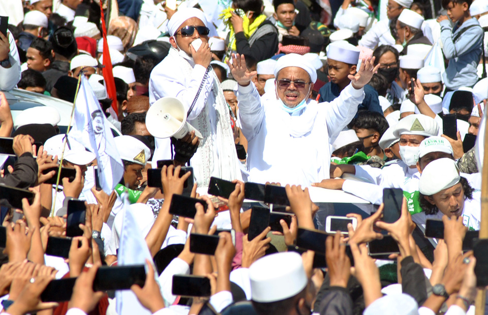 FPI leader Rizieq Syihab greets his followers in Ciawi, Bogor, West Java on Nov. 13, 2020. (Antara Photo/Arif Firmansyah)