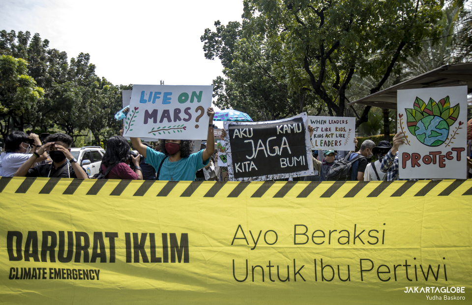 Young activists and students dominate the Global Climate Strike in Jakarta on Friday (27/11). (JG Photo/Yudha Baskoro)