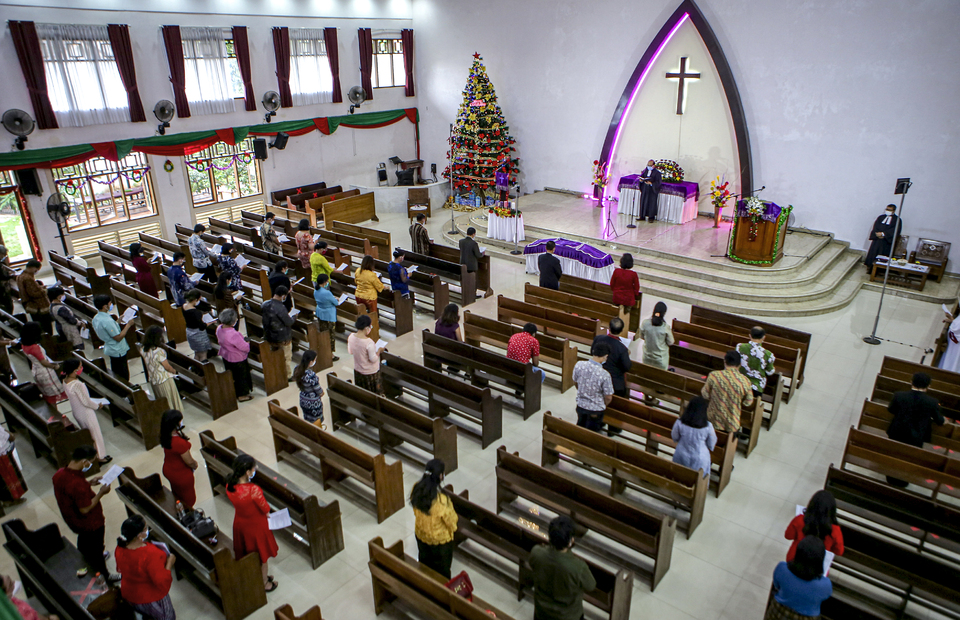 Christmas mass prayer at HKBP Church in Sout Tangerang, Banten on Thursday (24/12). (Antara Photo/Fauzan)