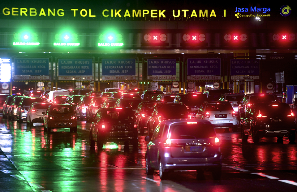 The great christmas exodus is seen at Cikampek toll gate in Karawang, West Jakarta on Wednesday (23/12). (Antara Photo/Akbar Nugroho Gumay)