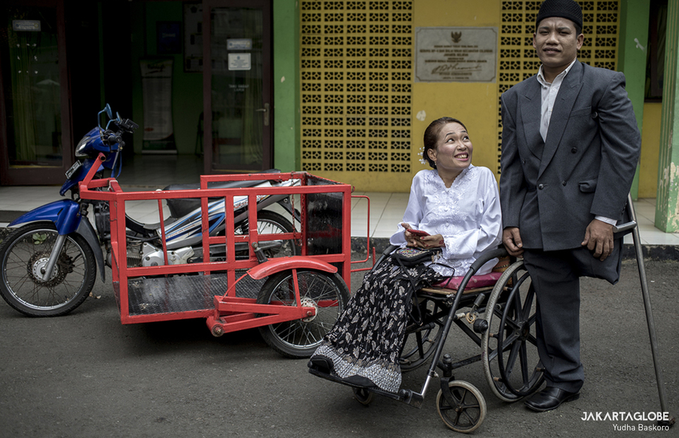 Disabled couple Anwar Rahman and Teguh Budi Warni tied the knot amid the Covid-19 pandemic. The wedding took place at the Religious Affairs Office in Cilandak, South Jakarta, on July 1, 2020. Anwar and Warni pose for photos in front of the Religious Affairs Department office. (JG Photo/Yudha Baskoro)
