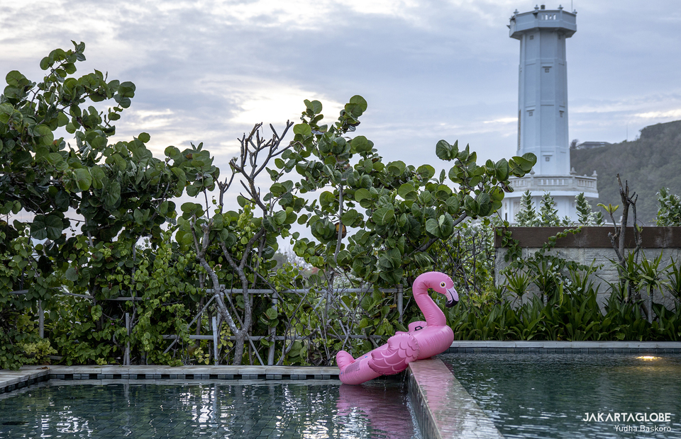 An inflatable pink flamingo pool float is rested on the pool near Melasti Beach in Bali on October 20, 2020. (JG Photo/Yudha Baskoro)