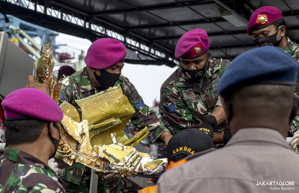 KRI Parang personnels inspect bags containing the debris of a Boeing 737-500 plane at the Tanjung Priok in North Jakarta on Jan, 10, 2021. (JG Photo/Yudha Baskoro)