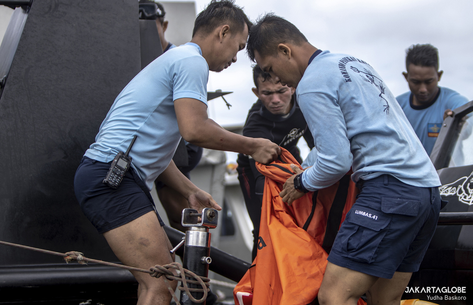 Indonesian Navys frogmen pulled out airplane debris from the sea on KRI Rigel during 24 hours finding blackbox operation at Java Sea, near Thousand Island, North Jakarta on January 12, 2021. (JG Photo/Yudha Baskoro)