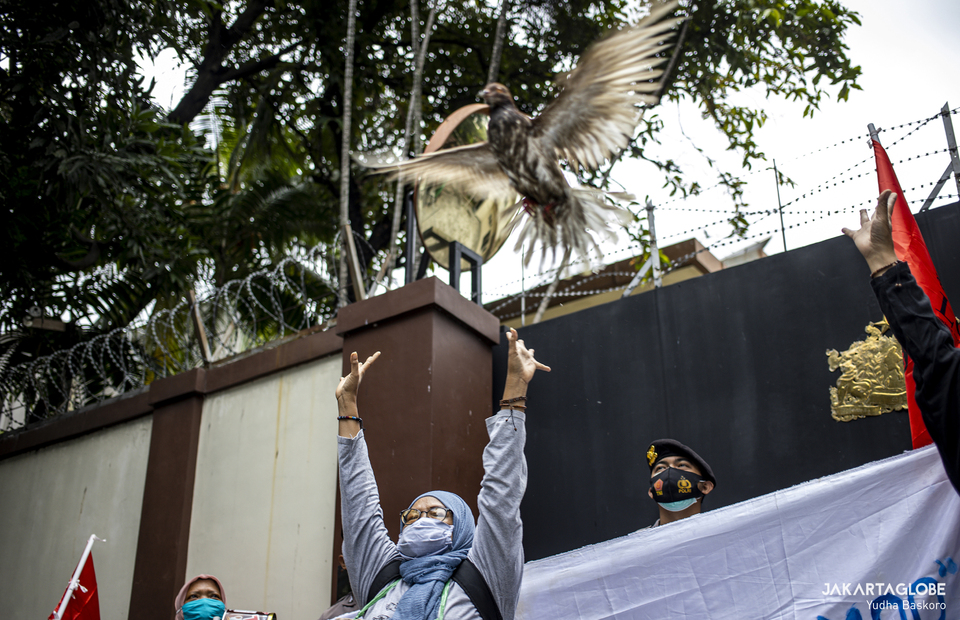 Protester releases pigeon as symbol of freedom during protest in front of Myanmar Embassy in Central Jakarta on Feb, 5, 2021. (JG Photo/Yudha Baskoro)