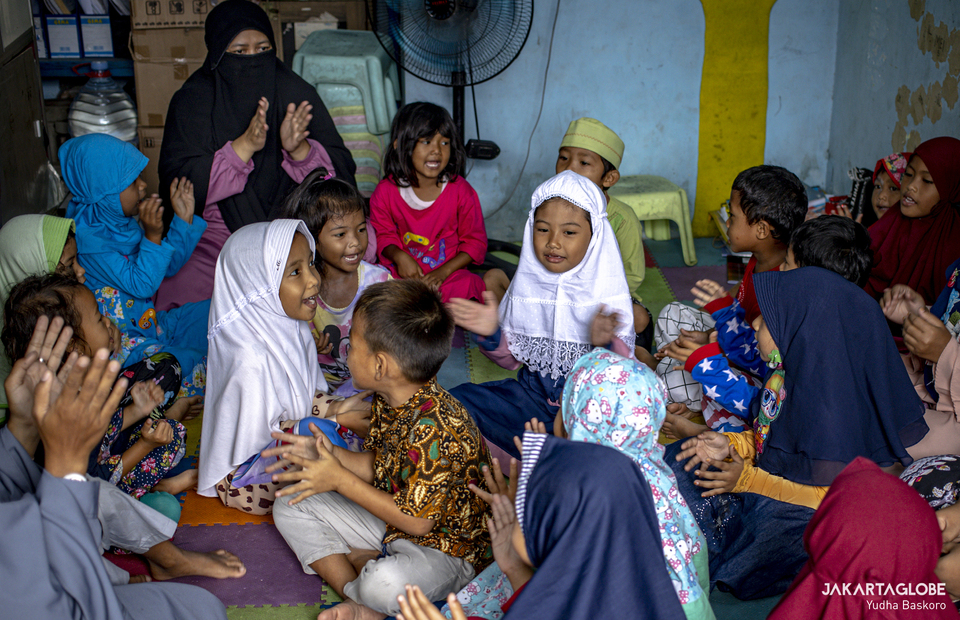 Desi and her students during class at Rumah Belajar Merah Putih in Kojem, North Jakarta on Feb 19, 2021. (JG Photo/Yudha Baskoro)
