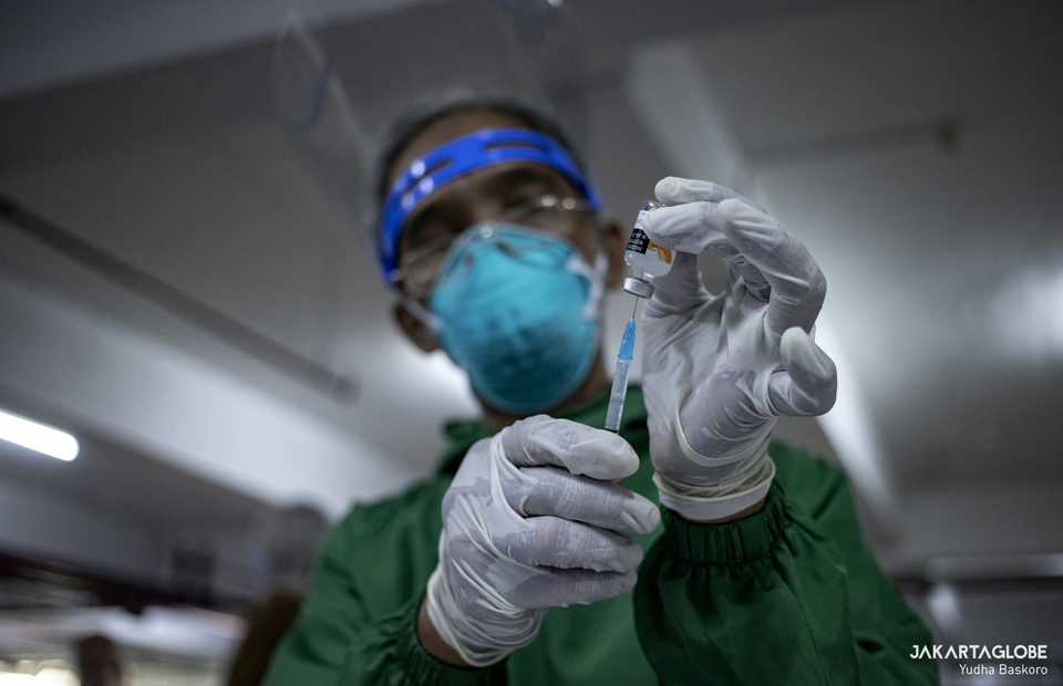 A health worker prepares a dose of sinovac vaccine during the first phase of the nationwide Covid-19 vaccine campaign for religious leaders at Istiqlal Mosque in Central Jakarta on Feb 25, 2021. (JG Photo/Yudha Baskoro)