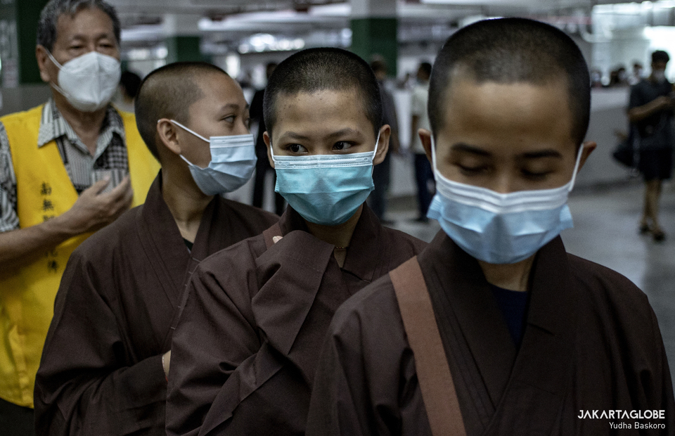 Young monks line up inside Istiqal Mosque basement during the first phase of the nationwide Covid-19 vaccine campaign for religious leaders at Istiqlal Mosque in Central Jakarta on Feb 25, 2021. (JG Photo/Yudha Baskoro) 