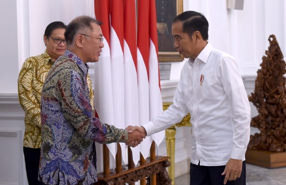 President Joko Widodo shakes hand with then Hyundai Motor Group Executive Vice Chairman Chung Euisun at the State Palace in Central Jakarta on July 25, 2019. Euisun was inaugurated as Hyundai Motor Group chairman in October 2020. (Photo: Presidential Secretariat/Muchlis Jr)