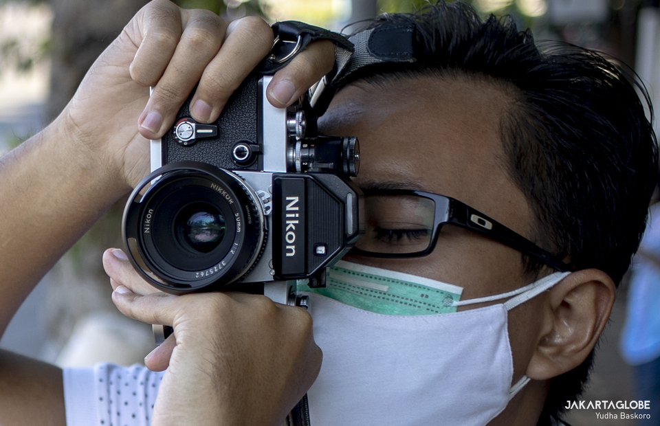 A man holds a legendary Vietnam War camera, the Nikon F at Tebet, South Jakarta on March 28, 2021. (JG Photo/Yudha Baskoro)