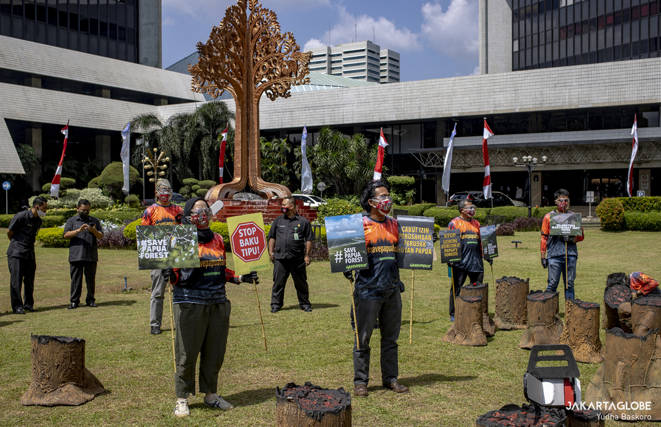 Greenpeace activists held a protest in front of the Environment and Forestry Ministry (KLHK) building in Central Jakarta on April 8, 2021. (JG Photo/Yudha Baskoro)