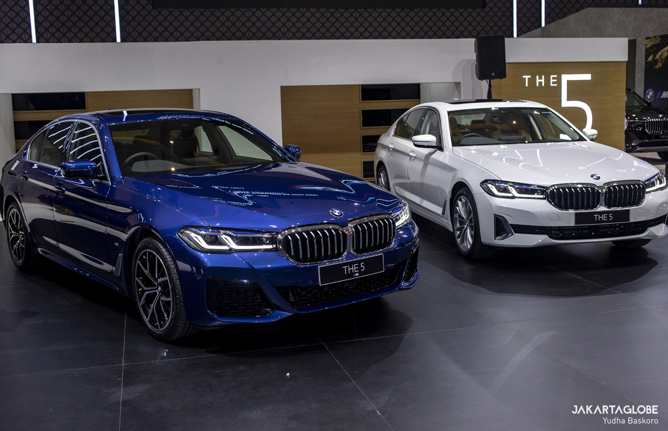 The all-new BMW 5-series, the BMW 520i M Sport and BMW 530i Opulence are seen during Indonesia International Motor Show (IIMS) Hybrid 2021 at JIexpo Kemayoran in Central Jakarta on April 15, 2021. (JG Photo/Yudha Baskoro)