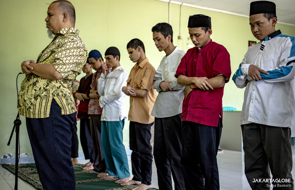 Students perform Dzuhur prayer together at Raudlatul Makfufin, an Islamic boarding school for the blind and visually challenged in Serpong, South Tangerang, Banten on April 21, 2021. (JG Photo/Yudha Baskoro)