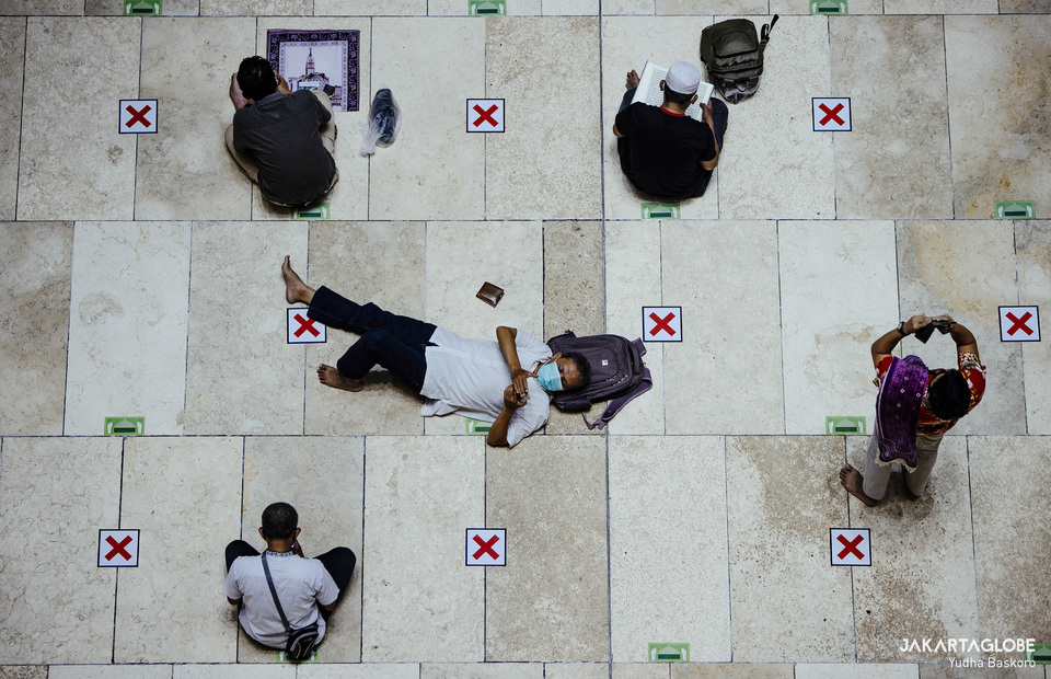 A man sleeps after Friday prayer at Istiqlal Mosque in Central Jakarta on April 23, 2021. (JG Photo/Yudha Baskoro)