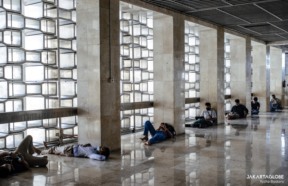 Peoples take rest after Friday prayer at Istiqlal Mosque in Central Jakarta on April 23, 2021. (JG Photo/Yudha Baskoro)