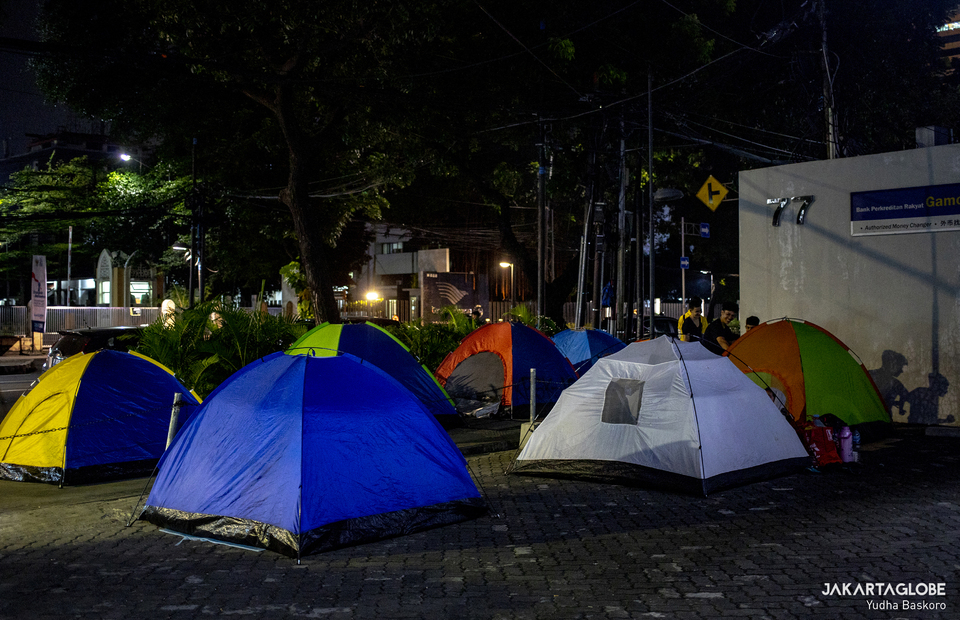 A refugees camp during the night outside the offices of the United Nations High Commissioner for Refugees (UNHCR) in Central Jakarta on April 27, 2021. (JG Photo/Yudha Baskoro)