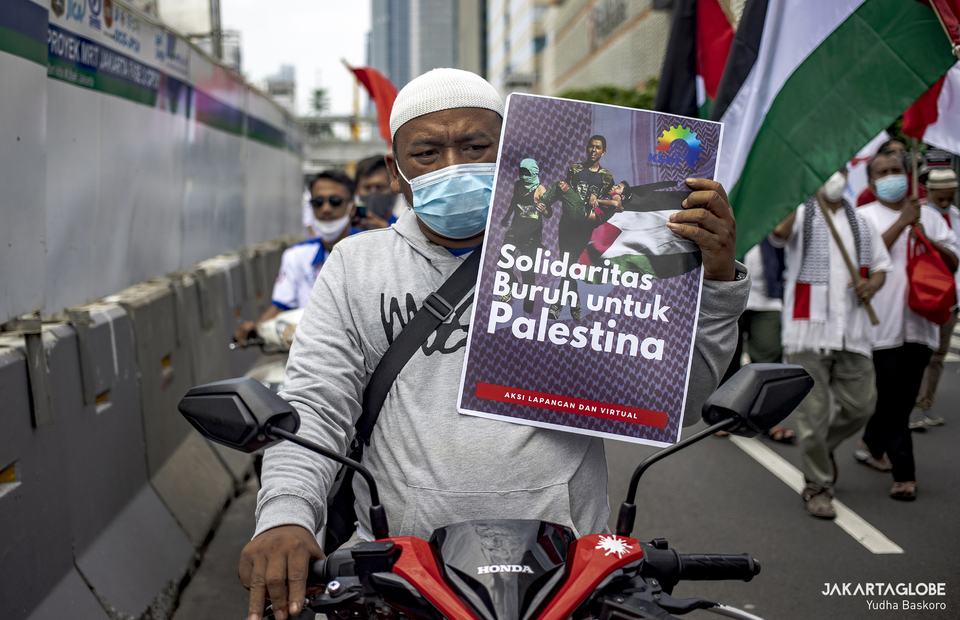 A protesters carries placard during protest against Israel outside United Nations building in Central Jakarta on May 18, 2021. (JG Photo/Yudha Baskoro)