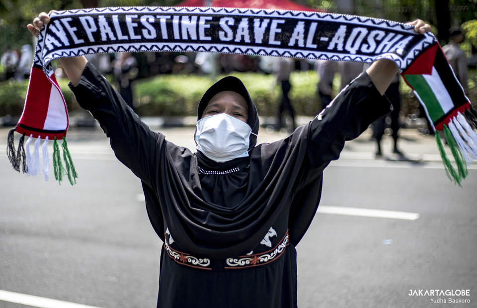 A woman carries a scarf during protest against Israel in front of US Embassy building in Central Jakarta on May 18, 2021. (JG Photo/Yudha Baskoro)