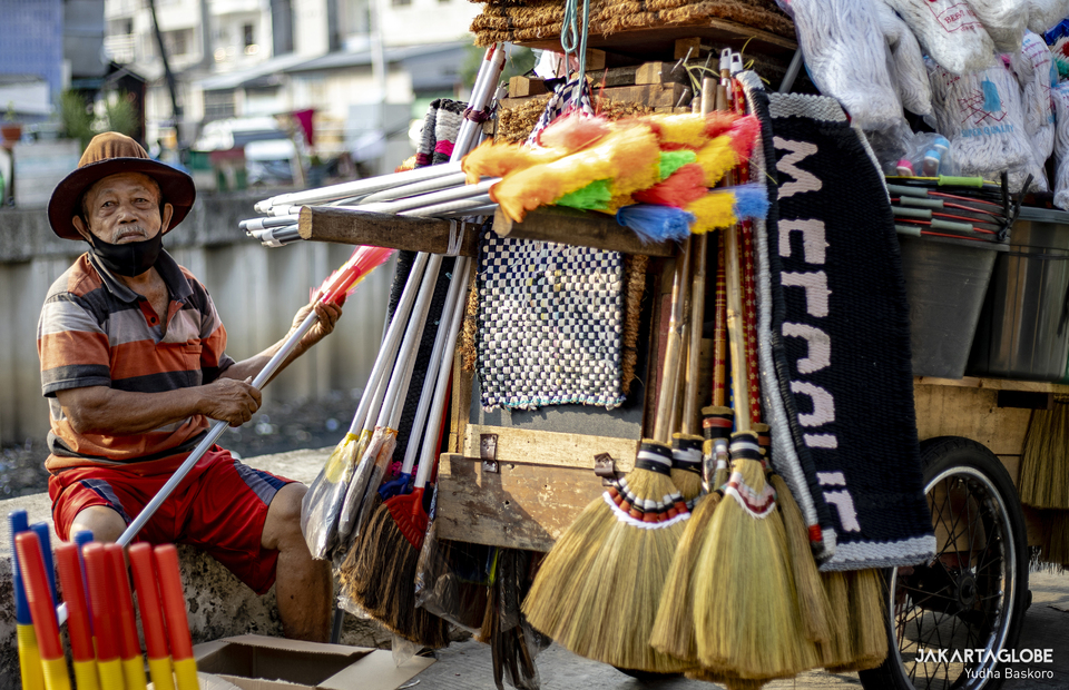 A trader is seen preparing his wares at Tambora area in Central Jakarta on June 3, 2021. (JG Photo/Yudha Baskoro)