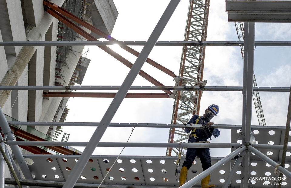 A worker instals a roof at Jakarta International Stadium (JIS) in North Jakarta on June 17, 2021. (JG Photo/Yudha Baskoro)