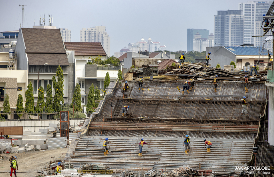 Workers build a construction at Jakarta International Stadium (JIS) in North Jakarta on June 17, 2021. (JG Photo/Yudha Baskoro)