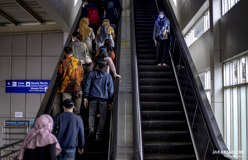 Commuter line passengers stand in a escalator at Tanah Abang Station in Central Jakarta on June 21, 2021. (JG Photo/Yudha Baskoro)