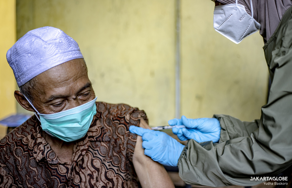 Older resident gets his first dose of COVID-19 vaccine during free chicken door to door vaccination program at Cianjur regency in West Java on June 22, 2021. (JG Photo/Yudha Baskoro)