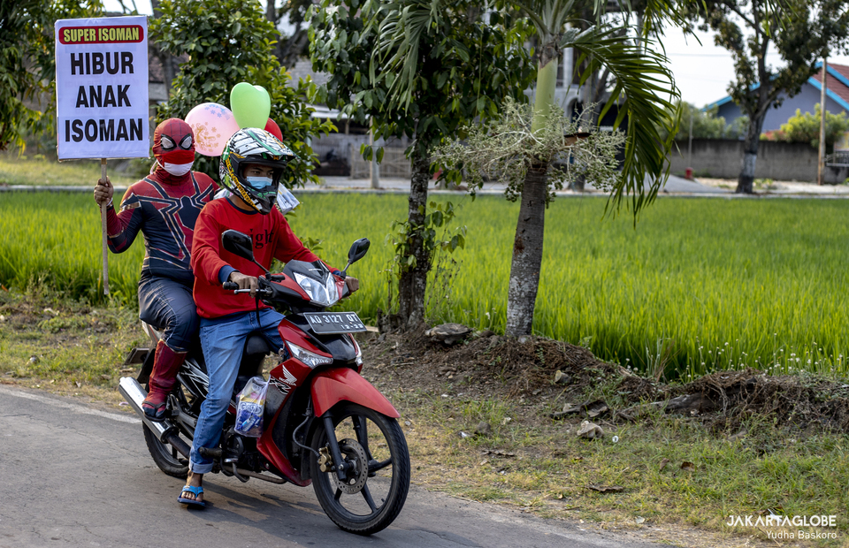 Super Isoman rides an online motorcycle taxi driver at Sukoharjo, Central Java on July 31, 2021. (JG Photo/Yudha Baskoro)