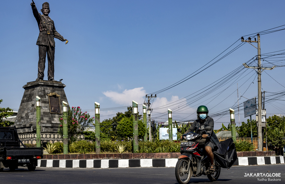 Adrian Reza rides his bike in front of President Soekarno Statue at Solo, Central Java on July 31, 2021. (JG Photo/Yudha Baskoro)