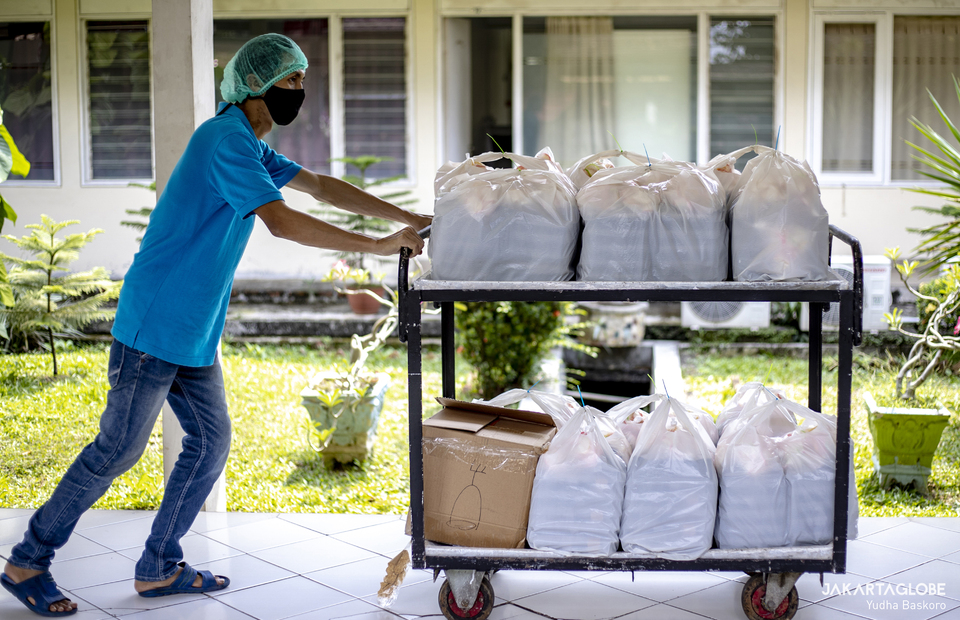 A worker pushes a food crate at Samadi Pastoral Centre in East Jakarta on August 5, 2021. (JG Photo/Yudha Baskoro)