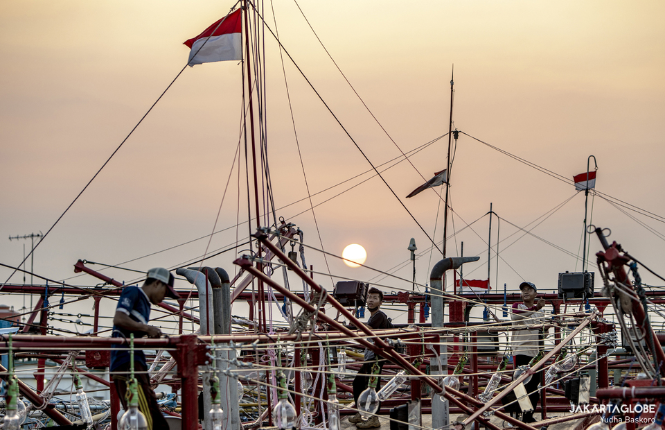 Fishermen rise up the Indonesian flag at their boat in Muara Baru, North Jakarta on August 12, 2021. (JG Photo/Yudha Baskoro)