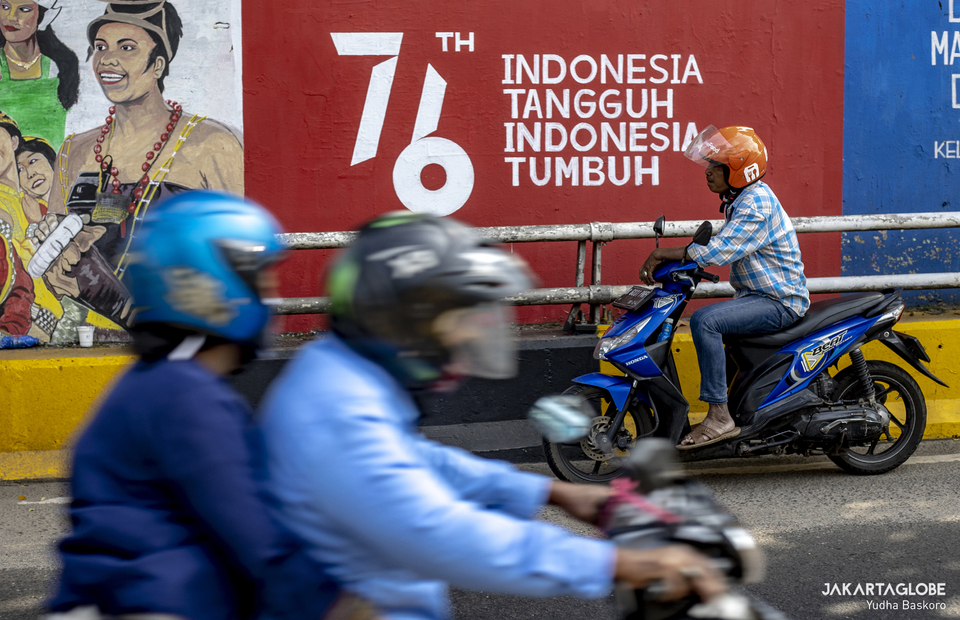 A man rides his motorcycle in the opposite direction at Tebet fly over in South Jakarta on August 15, 2021. (JG Photo/Yudha Baskoro)