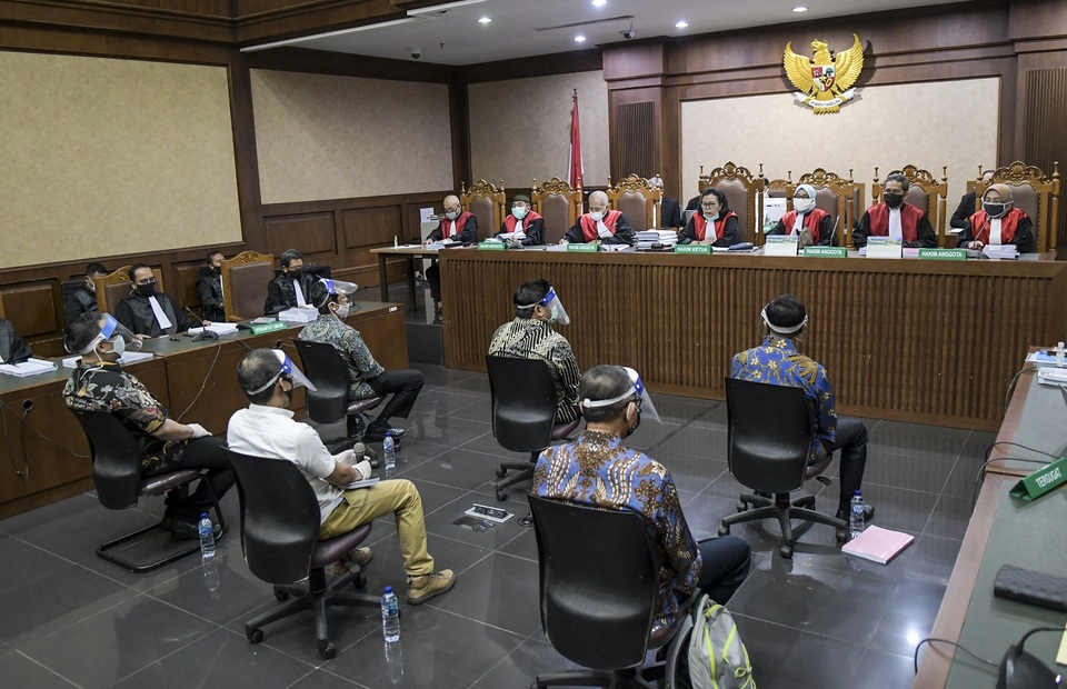 Six defendants in the Jiwasraya corruption case attend opening trial at the Jakarta Anti-Corruption Court on June 3, 2020. (Antara Photo/Galih Pradipta)