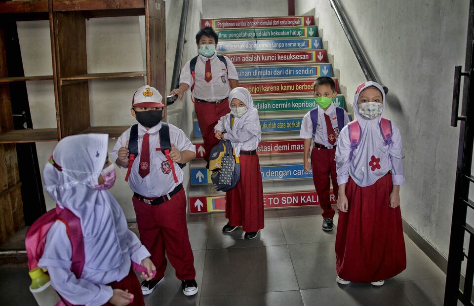Students at a state elementary school in Kalisari, East Jakarta attend their class for the first time on August 30, 2021 after nearly two years of closure due to the Covid-19 pandemic. (Joanito De Saojoao)