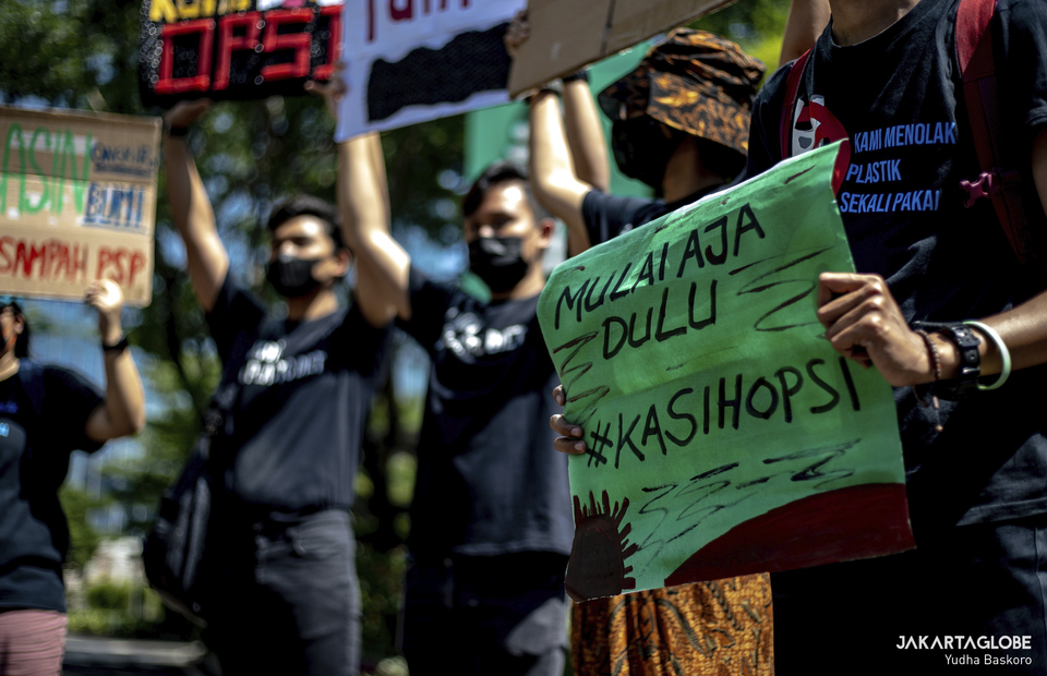 Protester gather in front of Tokopedia building in South Jakarta on September 9, 2021. (JG Photo/Yudha Baskoro)