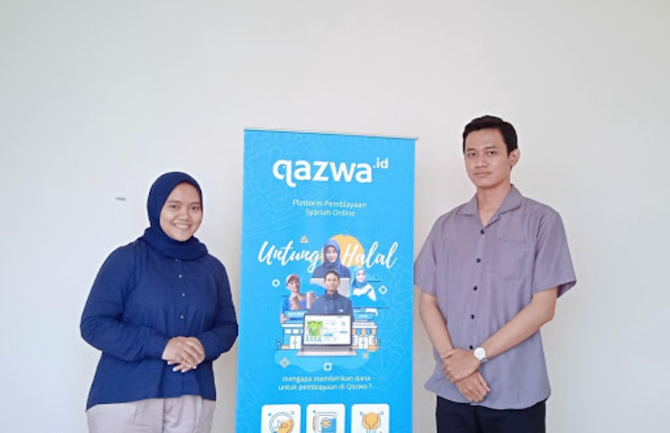 Puri Shifa and Rizal, employees at Qazwa, a shariah P2P lending platform which targets unbanked and underbanked MSMEs. (Photo Courtesy of Qazwa)