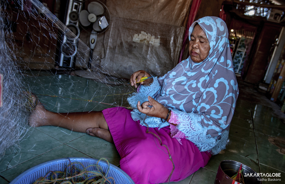 A woman makes a fishing net at Kampong Beting in Bekasi, West Java on September 16, 2021. (JG Photo/Yudha Baskoro)