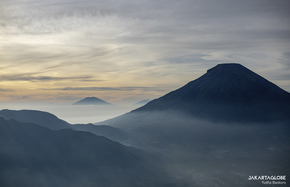 Mount Prau is seen from the peak of Sikunir Hill at Dieng Plateu in Central Java on October 2, 2021. (JG Photo/Yudha Baskoro)