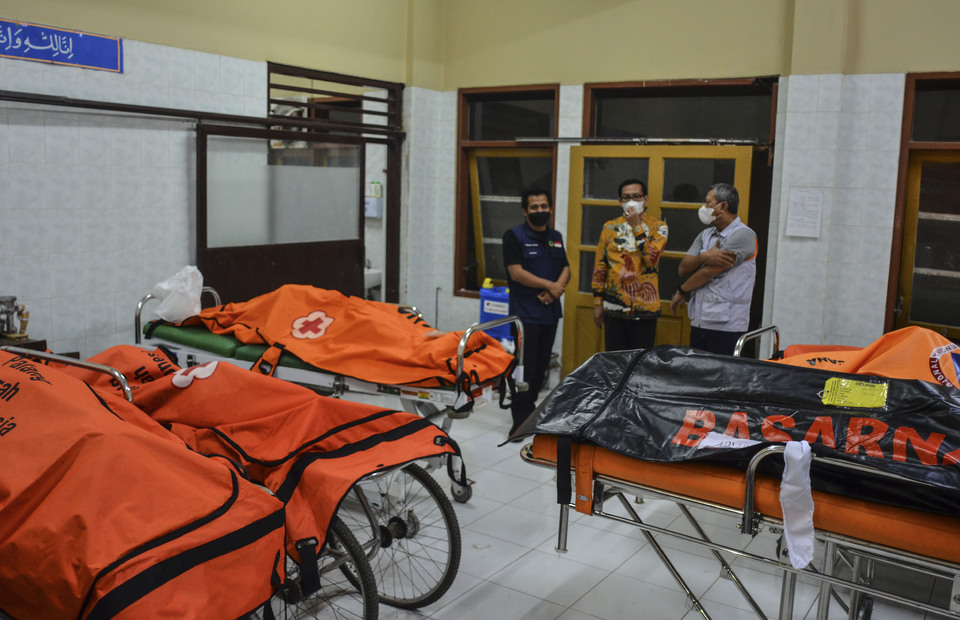 Bodies of junior high school students who died after drowning in the Cileuer River in Ciamis, West Java, are laid on wheeled beds in Ciamis Municipal Hospital, Oct. 15, 2021. (Antara Photo/Adeng Bustomi)