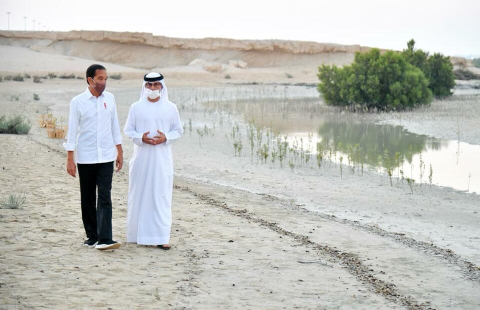 President Joko Widodo, left, walks with Abu Dhabi Crown Prince Mohamed bin Zayed Al Nahyan in Abu Dhabi, November 3, 2021. (Photo courtesy of Presidential Press Bureau)