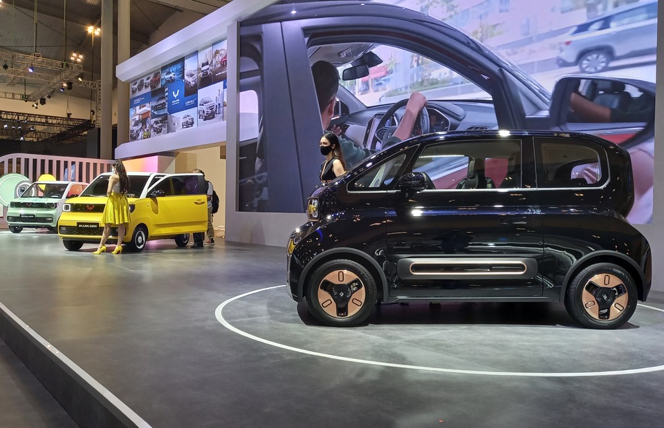 Chinese carmaker Wuling exhibits small electric vehicles at the Indonesia International Auto Show in Tangerang on November 11, 2021. (JG Photo/Heru Andriyanto)