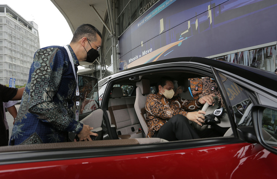 Coordinating Minister for the Economy Airlangga Hartarto gets into the driver s seat of a BMW i3s at the Indonesia International Auto Show in Tangerang, on November 11, 2021. (Photo courtesy of BMW Group Indonesia)