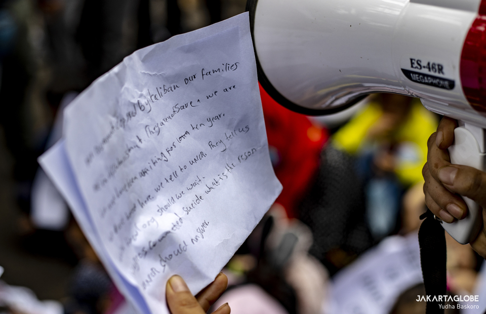 Protester reads a text to shout some demand during protest in front UNHCR building in Central Jakarta on November 15, 2021. (JG Photo/Yudha Baskoro)