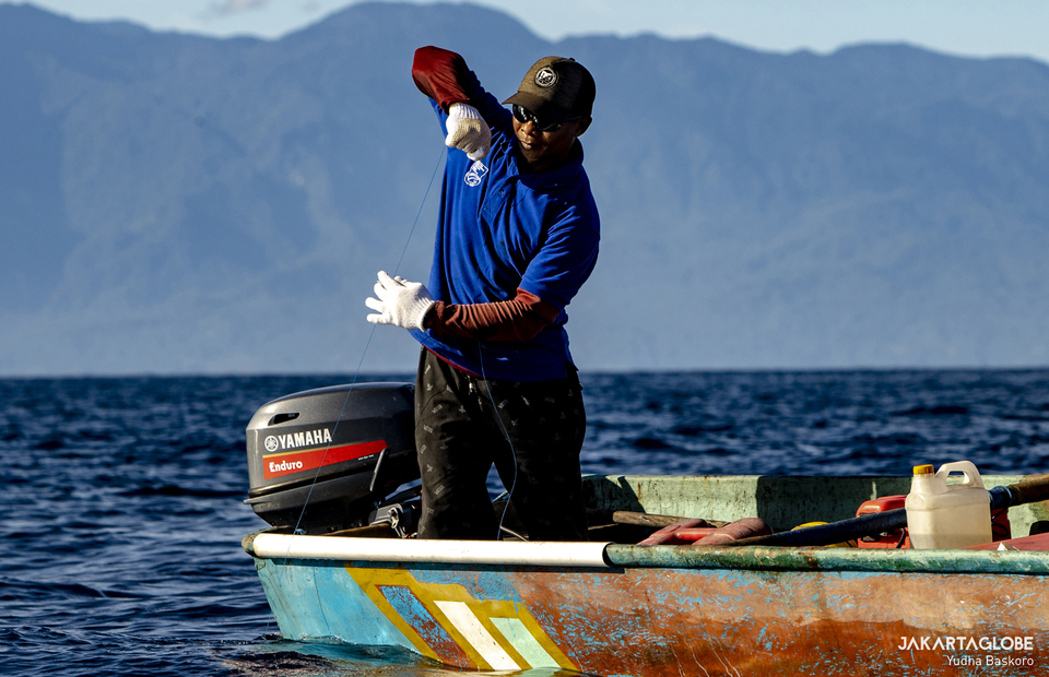 Umar catches yellowfin tuna with hand line method as he goes fishing at Seram Sea, Maluku Province on October 30, 2021. (JG Photo/Yudha Baskoro)