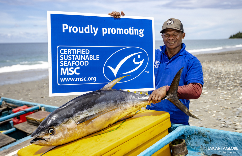 Umar Papalia, shows a placard from Marine Stewardship Council as he receives the ecolabel certification from London based NGO. Since then, Umar became a role model for 123 yellow fin tuna fishermen in Waepure, Buru Island, Maluku Province. (JG Photo/Yudha Baskoro)