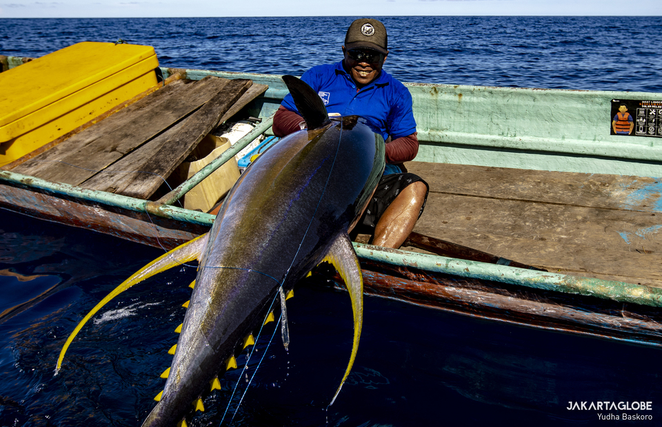 Umar Papalia, 42, catches a yellowfin tuna at Seram Sea, Maluku Province on October 30, 2021. He is a recipient of ecolabel fisherman sertificate from Marine Stewardship Council. (JG Photo/Yudha Baskoro)